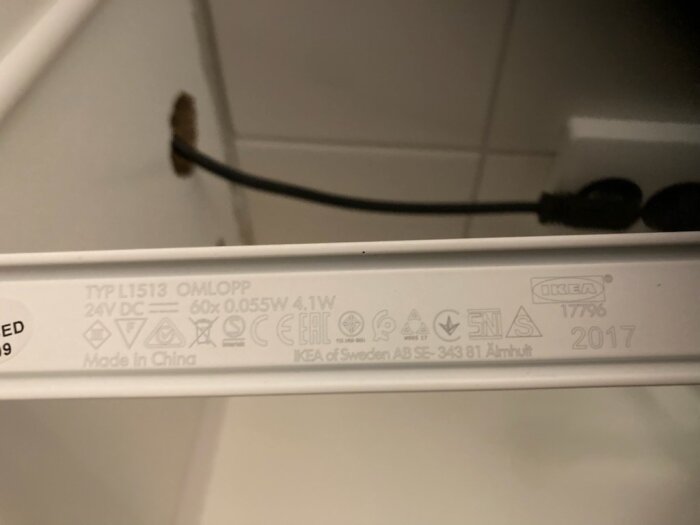 Bild på IKEA Omlopp köksbelysning med märkning: TYP L1513, 24V DC, tillverkad i Kina, IKEA of Sweden Älmhult 2017.