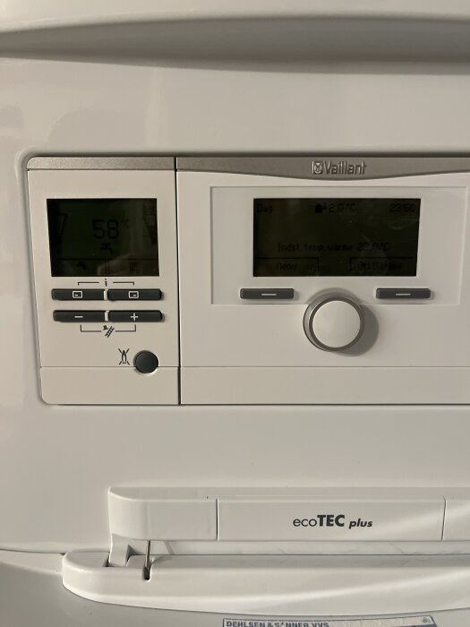 ecoTEC plus panna med två digitala skärmar och kontrollpanel, termostat visar 58°C, märkt med Vaillant-logotyp.