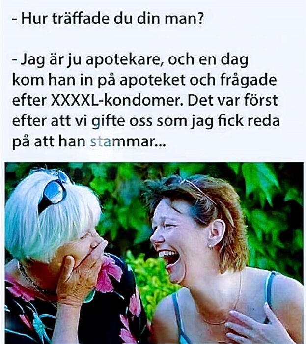 Två kvinnor skrattar tillsammans; en äldre kvinna med vitt hår och glasögon på huvudet och en yngre kvinna med brunt hår.