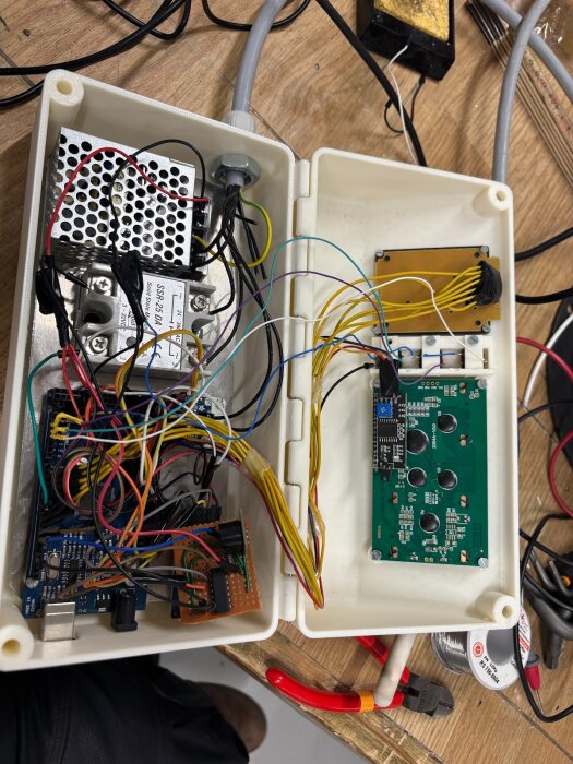 Öppen styrbox med kretskort, kablar och komponenter för Arduino PID-kontroller i keramikugnprojekt.