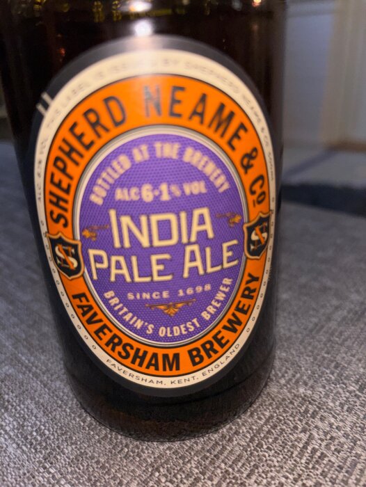 Flaska med etikett för Shepherd Neame India Pale Ale, 6,1% alkohol, från Faversham Brewery, Englands äldsta bryggeri.