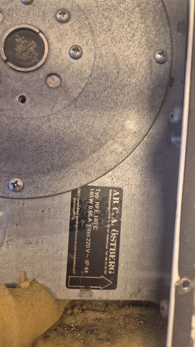 Närbild på ventilationsaggregatets fläktdel med etikett från ABC A-Östberg.