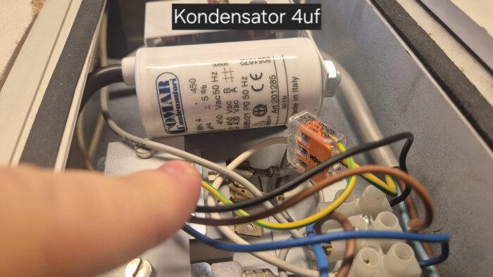 Närbild av en 4uf kondensator från Comair monterad med elektriska kablar och anslutningar i ett ventilationsaggregat.