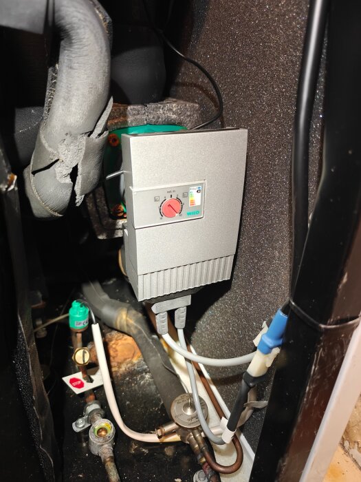 Elektronik med orelaterade kablar och kopplingar, ingen synlig skada på komponenterna.