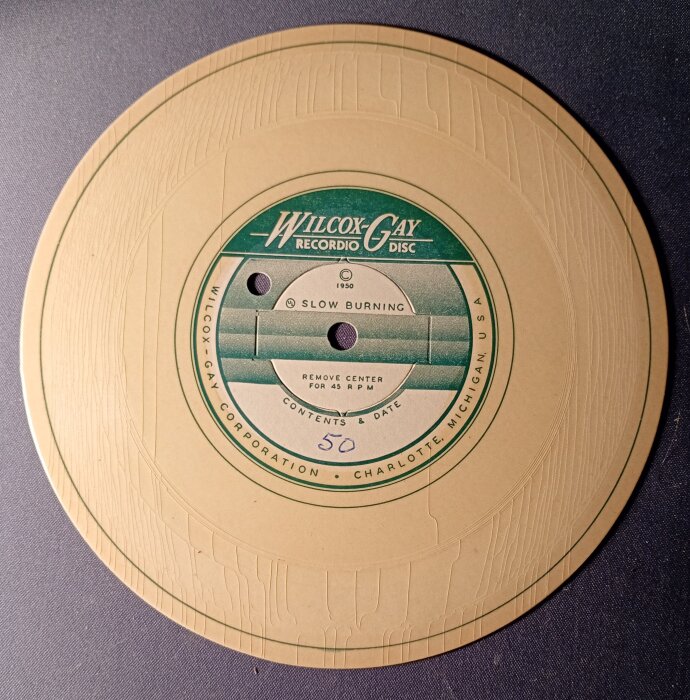 Wilcox-Gay Recordio-skiva från 1940 med grön etikett, använd för att spela in egna 78-varvare. Text: "Slow Burning" och "Remove Center for 45 RPM".
