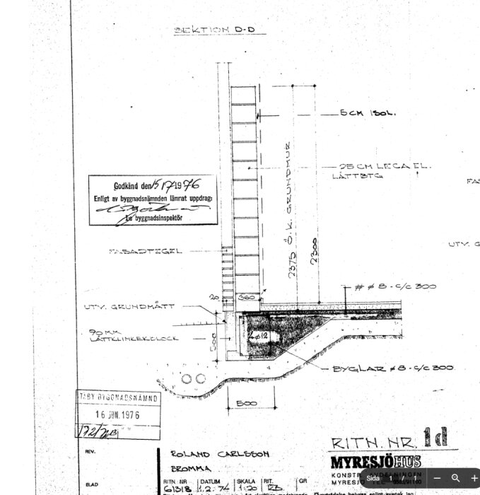 Arkitektritning visar en sektion D-D av husgrund med specifikationer för isolering, lättbetong, fasadtegel och byggmått. Godkänd 1976 för Taby byggnadsnämnd.