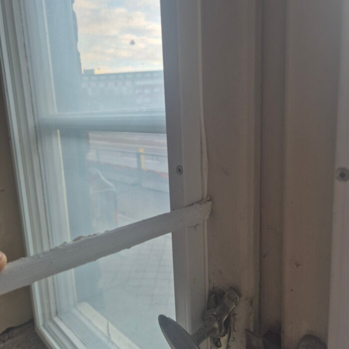 Innefönster med glipa och skruvar, del av lägenhetsrenovering. Fönster med tanke på gasfyllning för ljudisolering, synligt slitage.