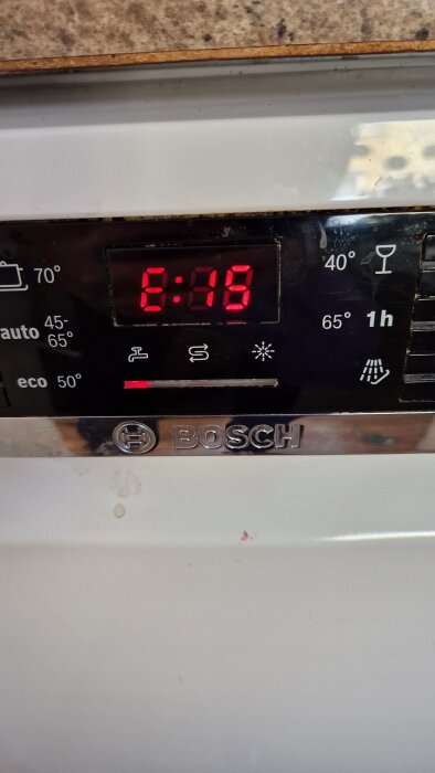 Display på Bosch diskmaskin visar felkod "E 15" tillsammans med olika diskmodes och temperaturinställningar.