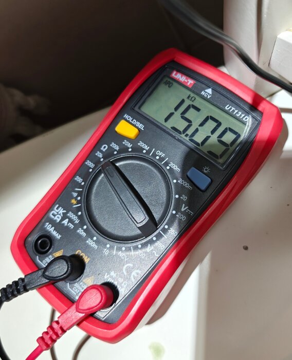 Digital multimeter visar 15.09 kOhm.