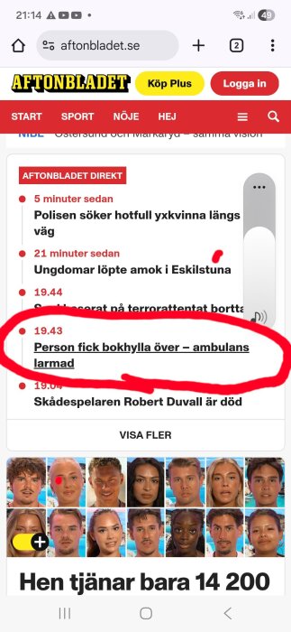 Person skadad av fallande bokhylla, ambulans tillkallad i händelse som beskrivs på Aftonbladet med rubrik och rödringad markering.