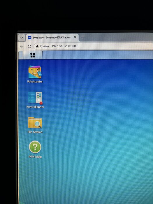Synology DiskStation-skrivbord med ikoner för Paketcenter, Kontrollpanel, File Station och DSM hjälp.