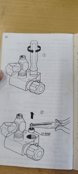 Illustration av hur man demonterar blandare från Mora, med fokus på att ta bort backventiler, verktyg och delar numrerade med pilar för stegvis instruktion.