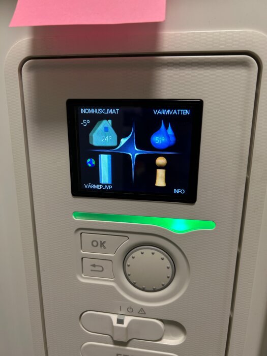 Display på Nibe F730 värmepump visar 24°C inomhusklimat och 51°C varmvatten, med -5°C utomhustemperatur. Inställningar och kontrollknappar synliga.