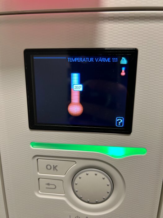 Värmepumpdisplay med temperaturinställning 20,0°C och grönt ljus på kontrollpanel.