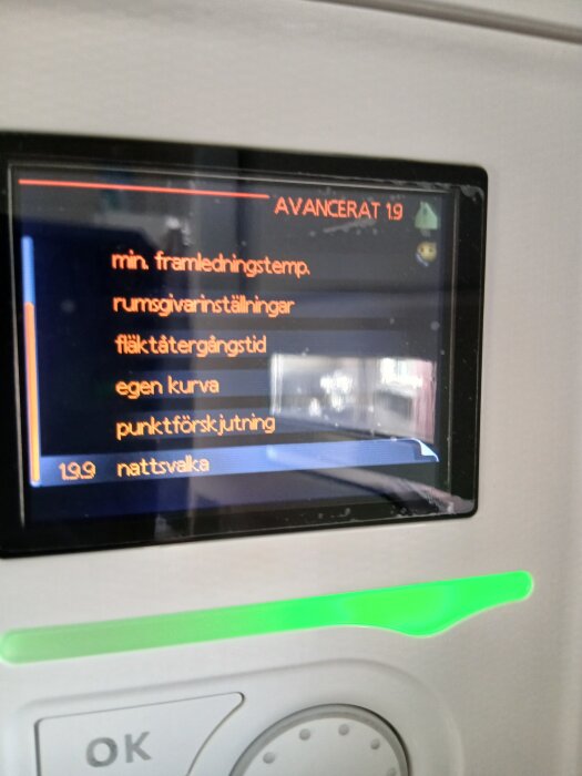 Display på en värmepump med texten "AVANCERAT 19" och menyer som "min. framledningstemp." och "nattsvalka" markerad.