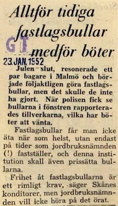 Tidningsartikel från 1952 om böter för att baka fastlagsbullar för tidigt, offentliggjord i Malmö, med kommentarer om regler från jordbruksnämnden.