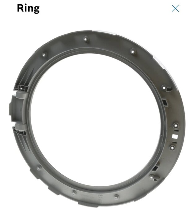 Plastdel från tvättmaskinslucka, möjligen gångjärnsinfästning, grå ringformad. Del av Bosch Serie 2 tvättmaskin, inköpt 2018/2019.