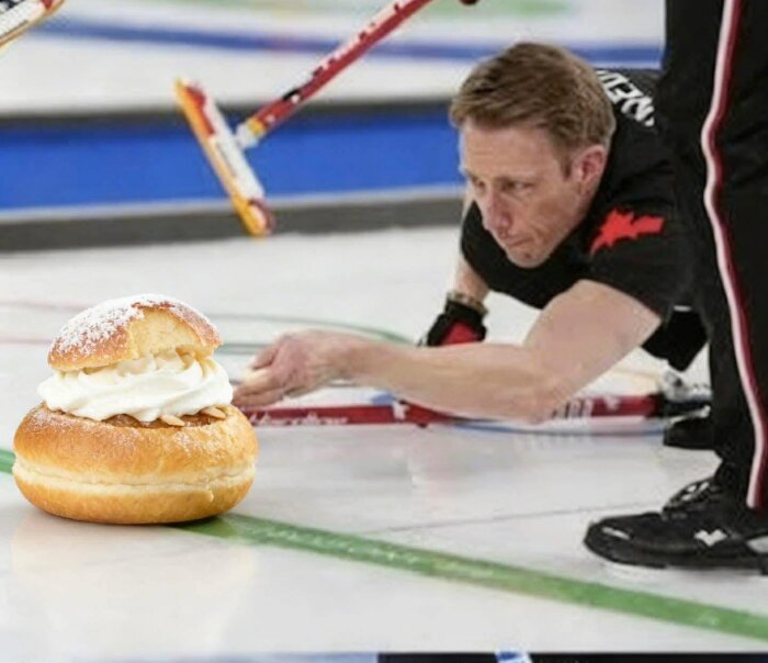 En curling-spelare skjuter stenen, men stenen är ersatt med en semla på isen.