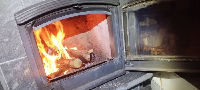 Brasa i eldstad som visar bra drag med brinnande vedträn.