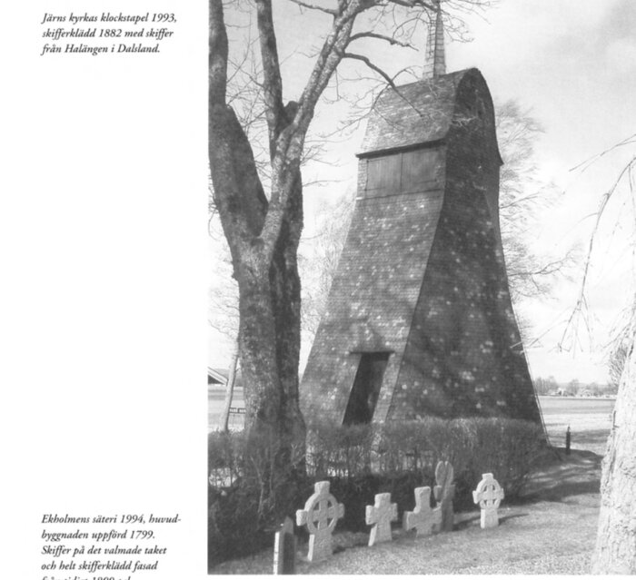 Kyrkklocktorn med skiffertak, omgivna av träd och gamla gravstenar på kyrkogård i Sverige.