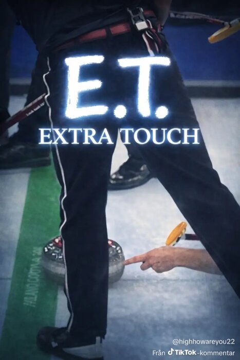 Person pekar på en curlingsten med texten 'E.T. Extra Touch' ovanför, på en curlingbana.