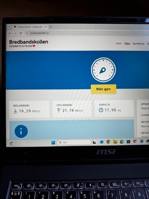 Bild av Bredbandskollen på en dator, visar hastigheter: nedladdning 19,29 Mbit/s, uppladdning 21,74 Mbit/s, svarstid 17,95 ms.
