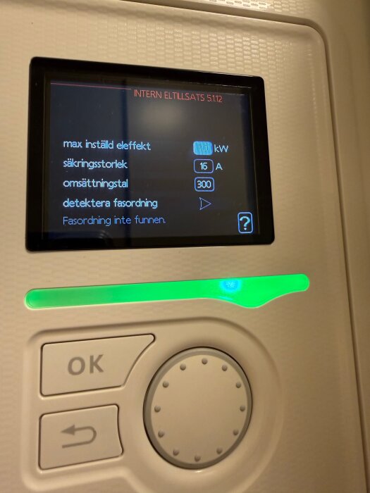 Display visar inställningar för elinstallation med felmeddelande "Fasordning inte funnen", knapp med text OK och grönt ljus.
