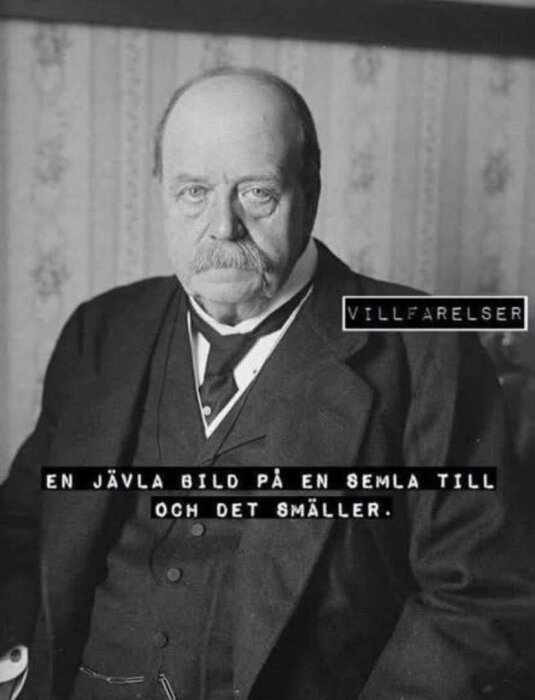 Svartvit bild av äldre man med mustasch i kostym, textöverläggning med humoristiskt meddelande om semlor över hans bröst.