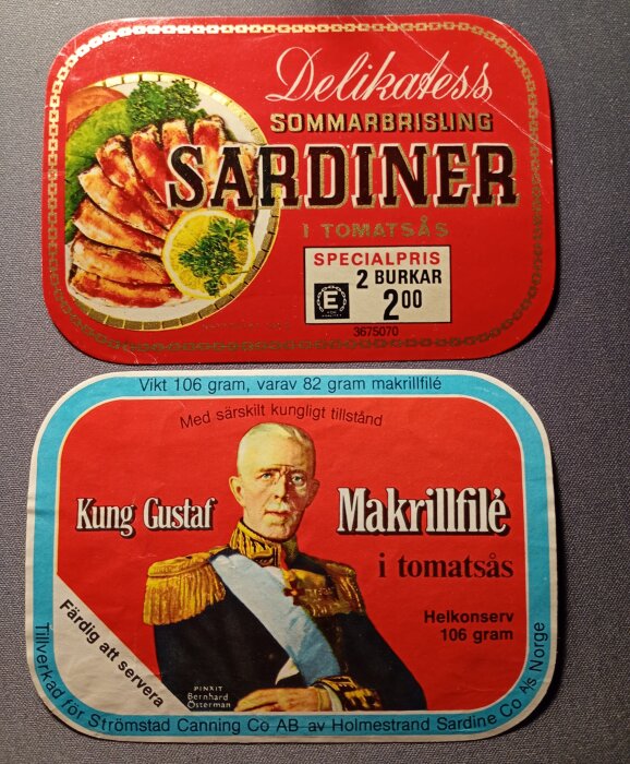 Två gamla konservetiketter: övre för sardiner med tomatsås, nedre för makrillfilé med kungaporträtt.