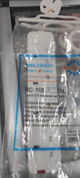Förpackning med en vit förlängningskabel från märket King Canada, märkning KC-105, 3 meter, 13A, med olika specifikationer.