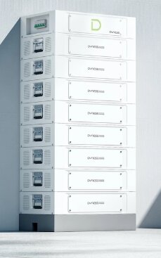 Vit modulär batteribank från Dyness staplad i flera enheter, liknande pallkragar, mot en ljus vägg.