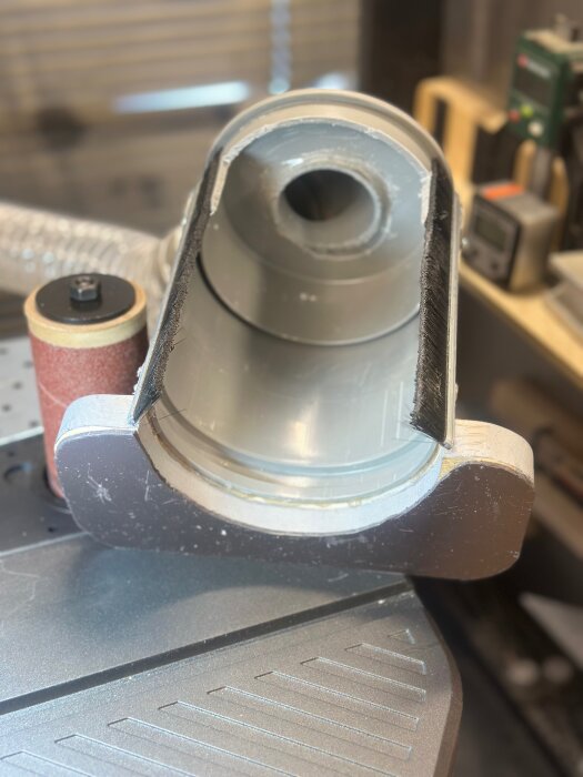 Sughuv monterat på bandslip Scheppach OSM600 med magnetisk sula för dammkontroll, med spikplåt anpassad för fäste.