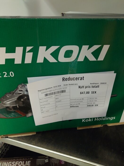 Förpackning av HiKOKI vinkelslip duopack med nedsatt pris på 647 SEK hos Hornbach, visad på butikshylla.