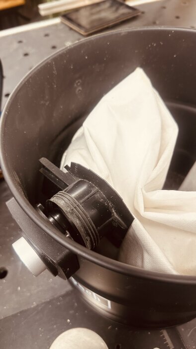 Scheppach asksug AVC20 med Hepa-filter, en tygpåse och en plastkoppling, använd för anpassning för att hantera slipdamm och sågspån.