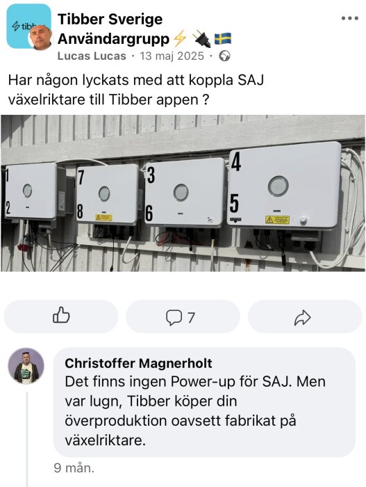 Fyra växelriktare monterade på en vägg, numrerade från 1 till 4.