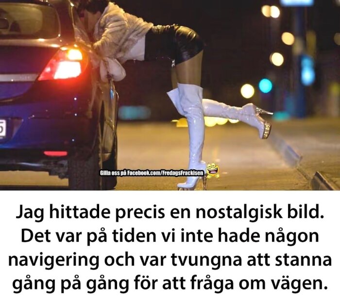 En person i vit jacka och höga stövlar lutar sig in i en bil genom ett öppet fönster på natten, med gatubelysning i bakgrunden.
