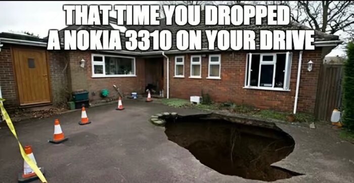 Husets uppfart med en stor grop och texten "That time you dropped a Nokia 3310 on your drive".