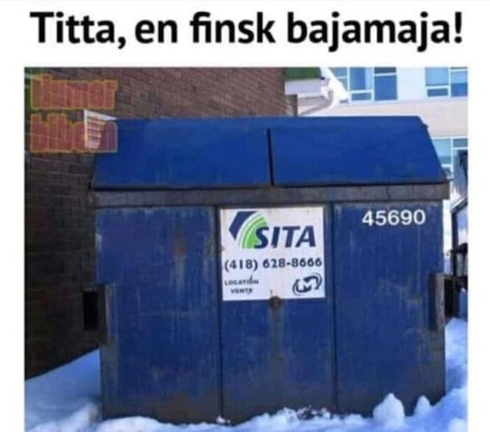 En blå container med snö omkring, fastklistrad skylt med texten "SITA" och ett telefonnummer, humoristiskt kallad "finsk bajamaja".