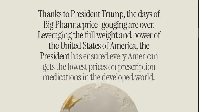 Text som hyllar president Trump för att ha avslutat höga läkemedelspriser och säkerställt låga priser för amerikaner, med del av jordglob synlig.