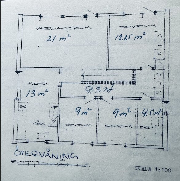 Ritning över övervåningen i ett suterränghus med rumsmått angivna i kvadratmeter inklusive vardagsrum, sovrum och kök. Skala 1:100.