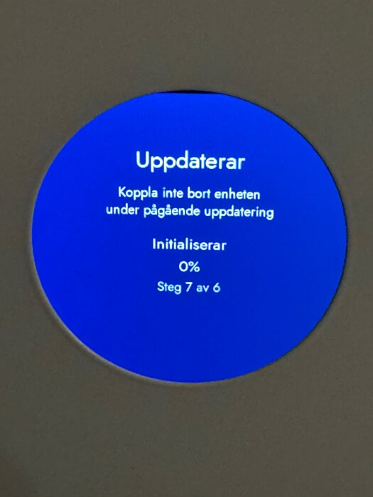 Uppdateringsskärm med texten "Uppdaterar", och indikering på steg 7 av 6 samt 0% klar, visar förvirrande användargränssnitt.