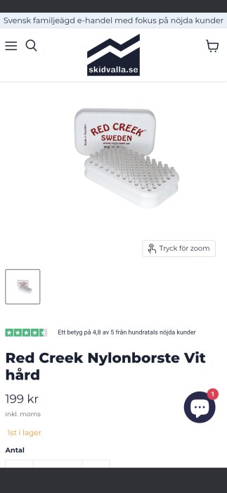 Vit nylonborste från Red Creek, använd för att underhålla längdskidor. Produkten visas med förpackning och borste framträdande.