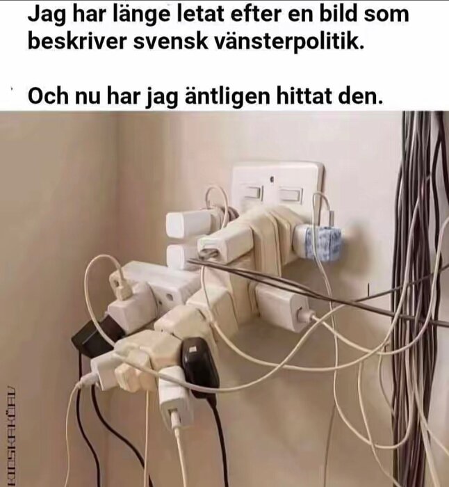 Överbelastat eluttag med flera grenuttag och sladdar som bygger upp en komplex och riskfylld installation i ett hörn.