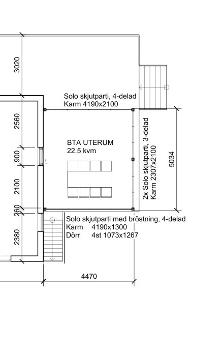 Ritning av uterum med mått och plats för skjutpartier. Redovisar olika karmstorlekar och delningar på partierna samt uterummets totala yta.