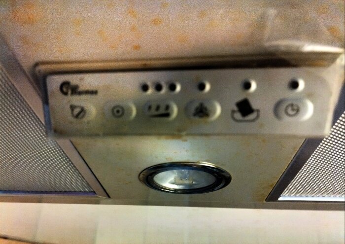 Kontrollpanel och lampa på en Thermex TVMH 380 spisfläkt.
