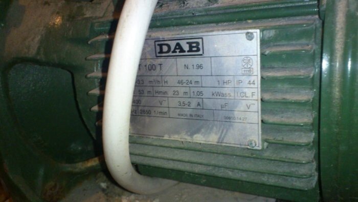 Grön DAB-vattenpump med informationsskylt, detaljer som kapacitet och effekt synliga. Pumpen används i huset med en hydrofor på 3-400 liter.