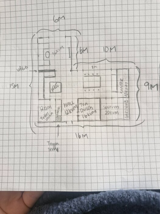 Ritning av huslayout på rutigt papper med etiketter för olika rum, inklusive sovrum, hall, och toalett, samt angivna mått i meter och kvadratmeter.