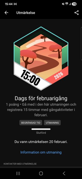 Utmärkelse för att ha registrerat 15 timmar gångaktiviteter i februari, visat med ett hexagonmärke och texten "Dags för februarigång".