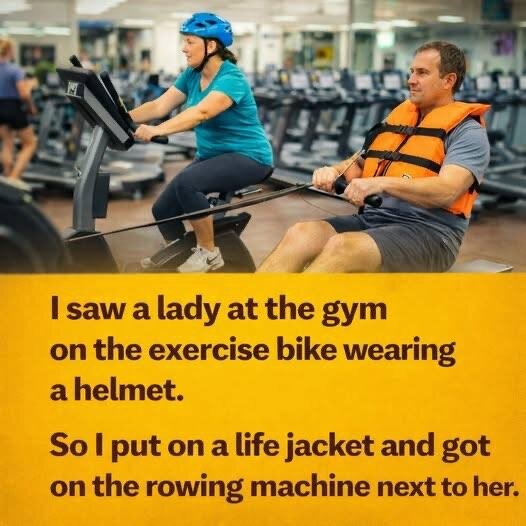 Man på roddmaskin med flytväst och kvinna på träningscykel med hjälm på ett gym, humoristisk text om deras utrustning.