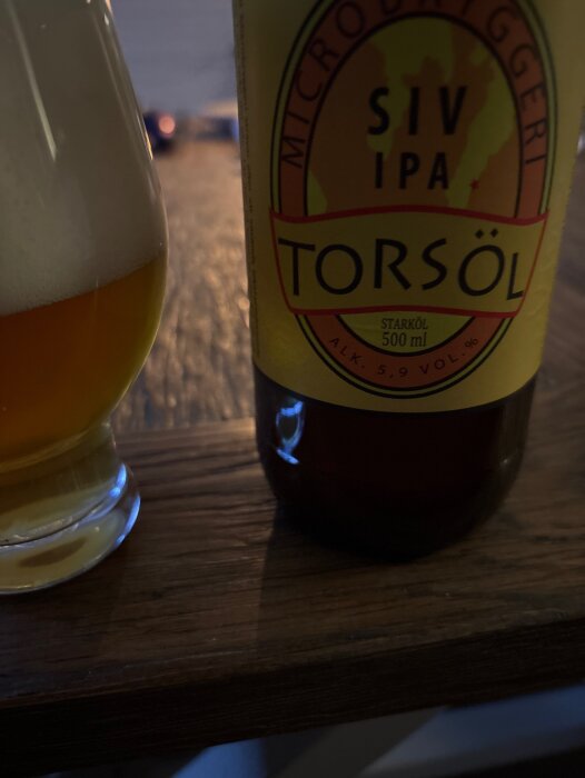 Flaska och glas med öl från microbryggeriet Torsöl, etikett med "SIV IPA" och alkoholhalt 5,9%.